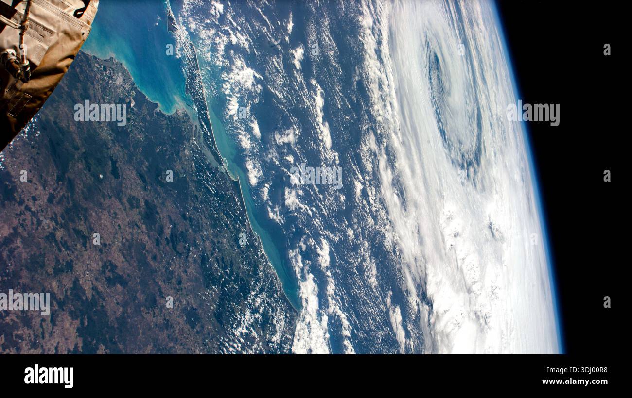Il ciclone Alfred si avvicina alla costa del Queensland, Australia, sul Mar dei Coralli in questa fotografia della stazione spaziale Internazionale mentre orbitava a 265 miglia sopra il continente dell'isola. Una fotografia scattata dalla stazione spaziale Internazionale il 3 marzo 2025 una versione ottimizzata di un'immagine originale della NASA: Credit: NASA Foto Stock