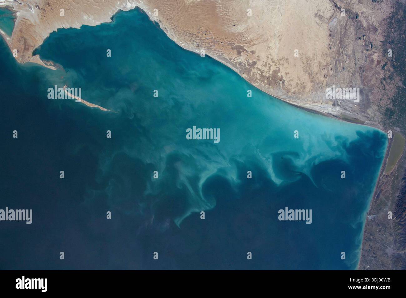 Il Mar Caspio. Confinante con cinque paesi, il più grande corpo d'acqua interno del mondo, il Mar Caspio, è stato fotografato dall'astronauta della NASA Loral o'Hara mentre la stazione spaziale Internazionale orbitava 261 miglia sopra. Una fotografia scattata dalla stazione spaziale Internazionale l'8 febbraio 2024. Una versione ottimizzata di un'immagine originale della NASA: Credito: NASA/LOHara Foto Stock