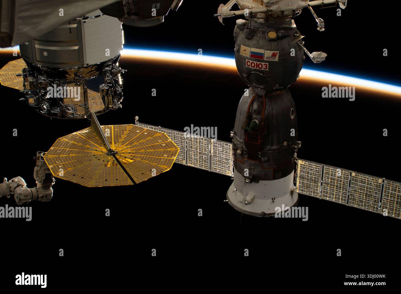 Gli ultimi raggi di un tramonto orbitale illuminano l'atmosfera della Terra in questa fotografia della stazione spaziale Internazionale mentre orbitava a 259 miglia sopra l'America centrale. In primo piano da sinistra ci sono la nave Cygnus di Northrop Grumman, con i suoi prominenti pannelli solari UltraFlex a forma di cimbal, e la Soyuz MS-24. Una fotografia scattata dalla stazione spaziale Internazionale il 5 febbraio 2024. Una versione ottimizzata di un'immagine originale della NASA: Credit: NASA Foto Stock