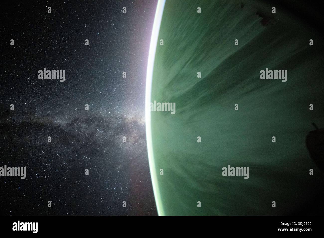 L'astronauta della NASA Don Pettit ha utilizzato una fotocamera con impostazioni di scarsa illuminazione e lunga durata per catturare questa immagine della via Lattea che appare oltre l'orizzonte della Terra. All'epoca, la stazione spaziale Internazionale orbitava a 265 miglia sopra l'Oceano Pacifico al largo della costa del Cile poco prima dell'alba. Una fotografia scattata dalla stazione spaziale Internazionale il 29 gennaio 2025. Una versione ottimizzata di un'immagine originale della NASA: Credito: NASA/DPettit Foto Stock