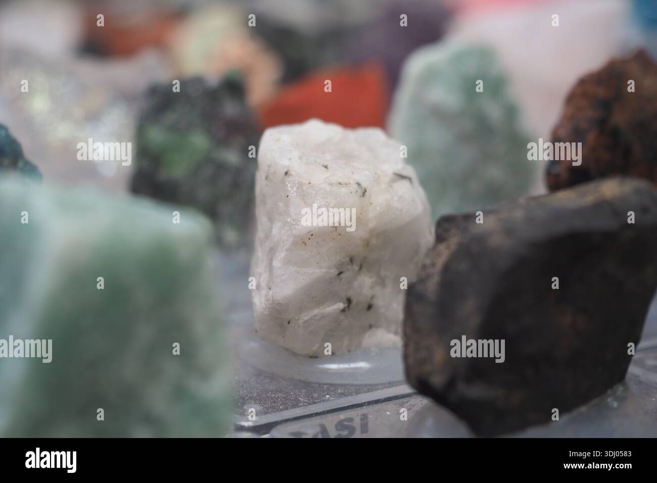 Diversi tipi di pietre sono visualizzati su una tabella Foto Stock