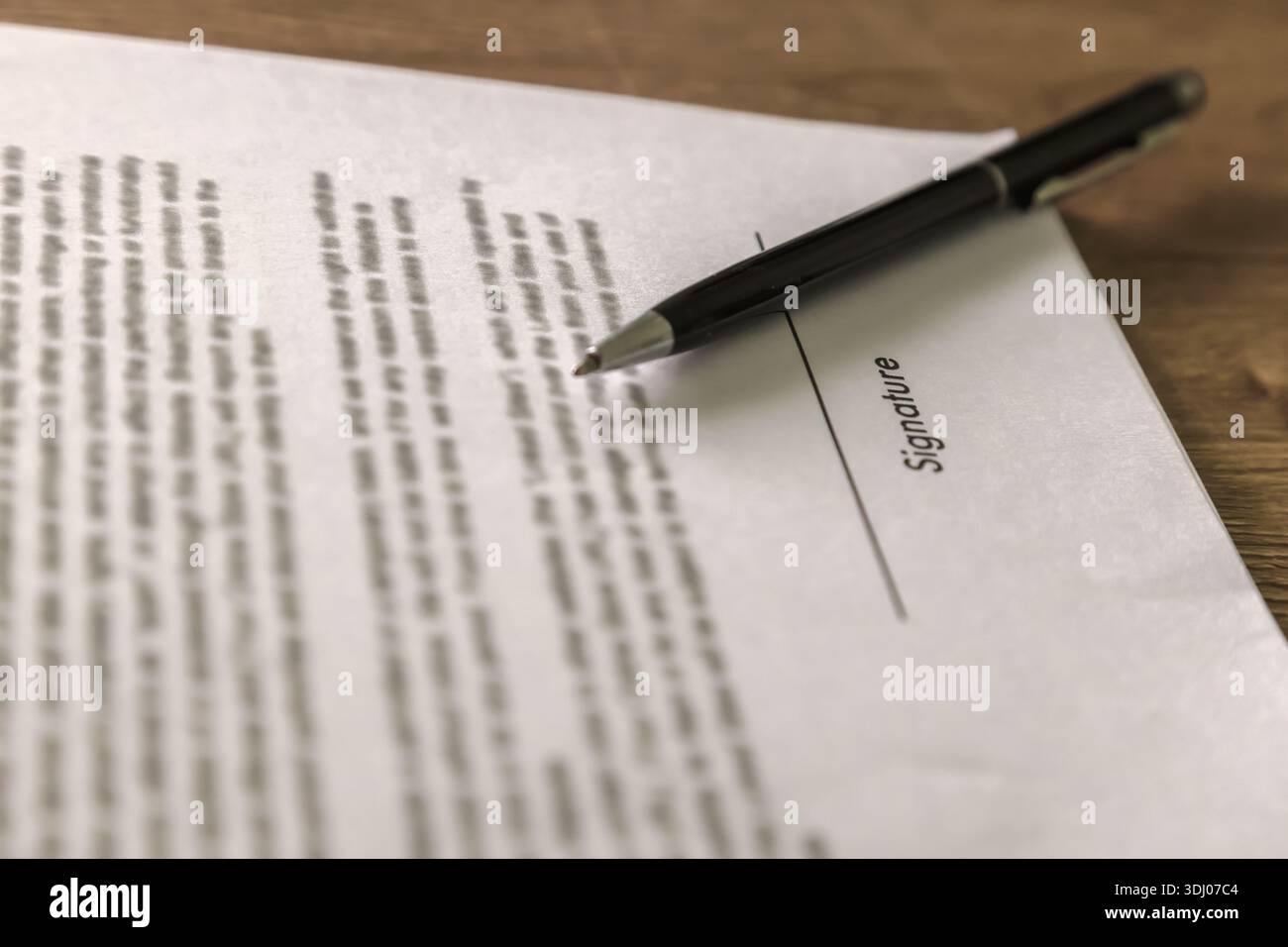 Il concetto di firma del contratto d'affari con penna e firma, il primo piano ritagliato approva i documenti, l'uomo che legge rappresenta la documentazione legale Foto Stock