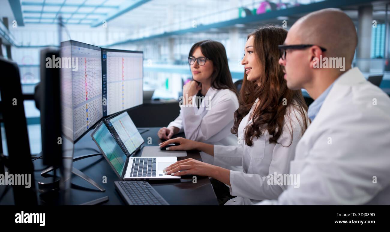 Il team medico conduce l'audit della fattura medica per pianificare il budget dell'ospedale Foto Stock