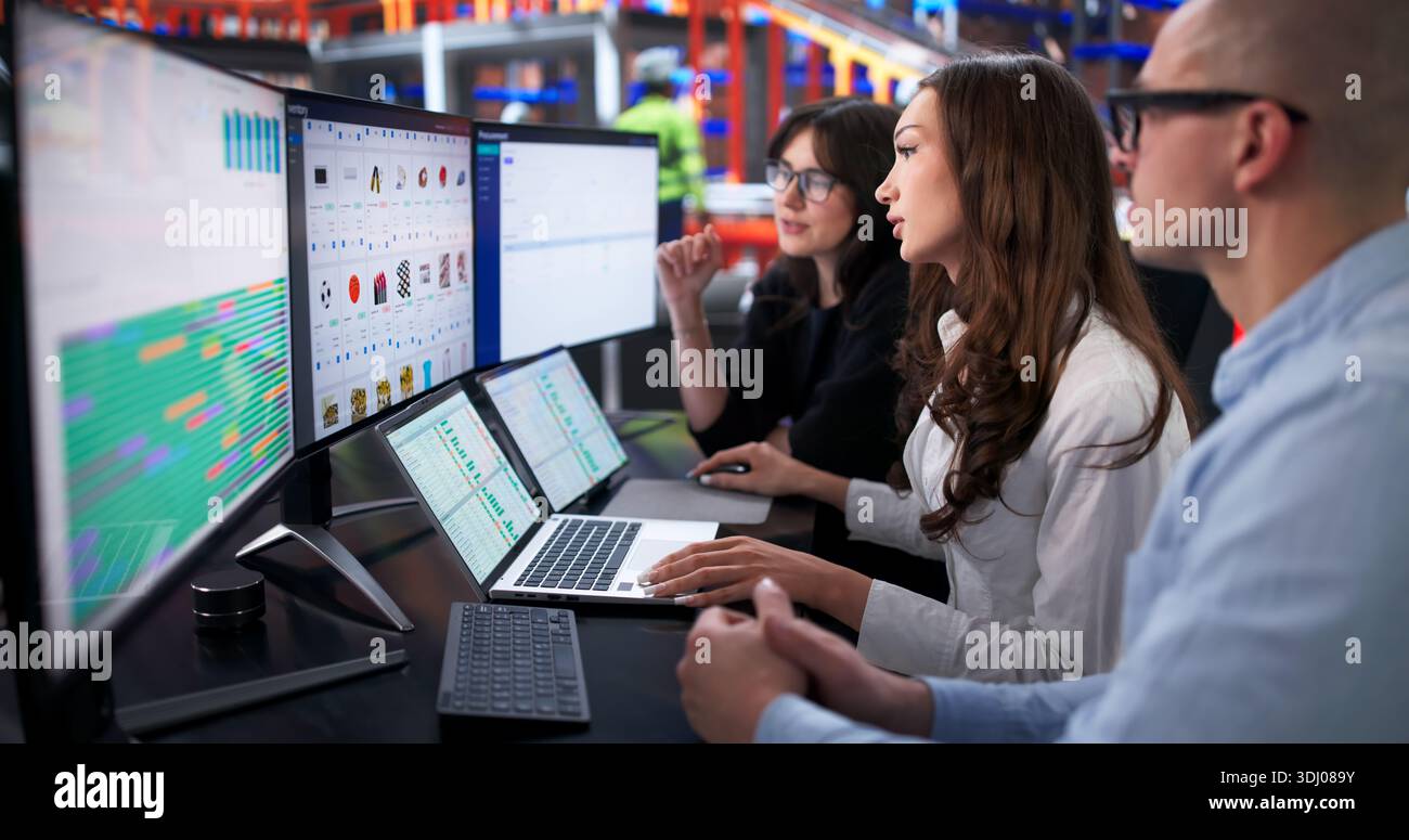 Il capo del magazzino femminile supervisiona la gestione automatizzata dell'inventario e della catena di fornitura. Foto Stock