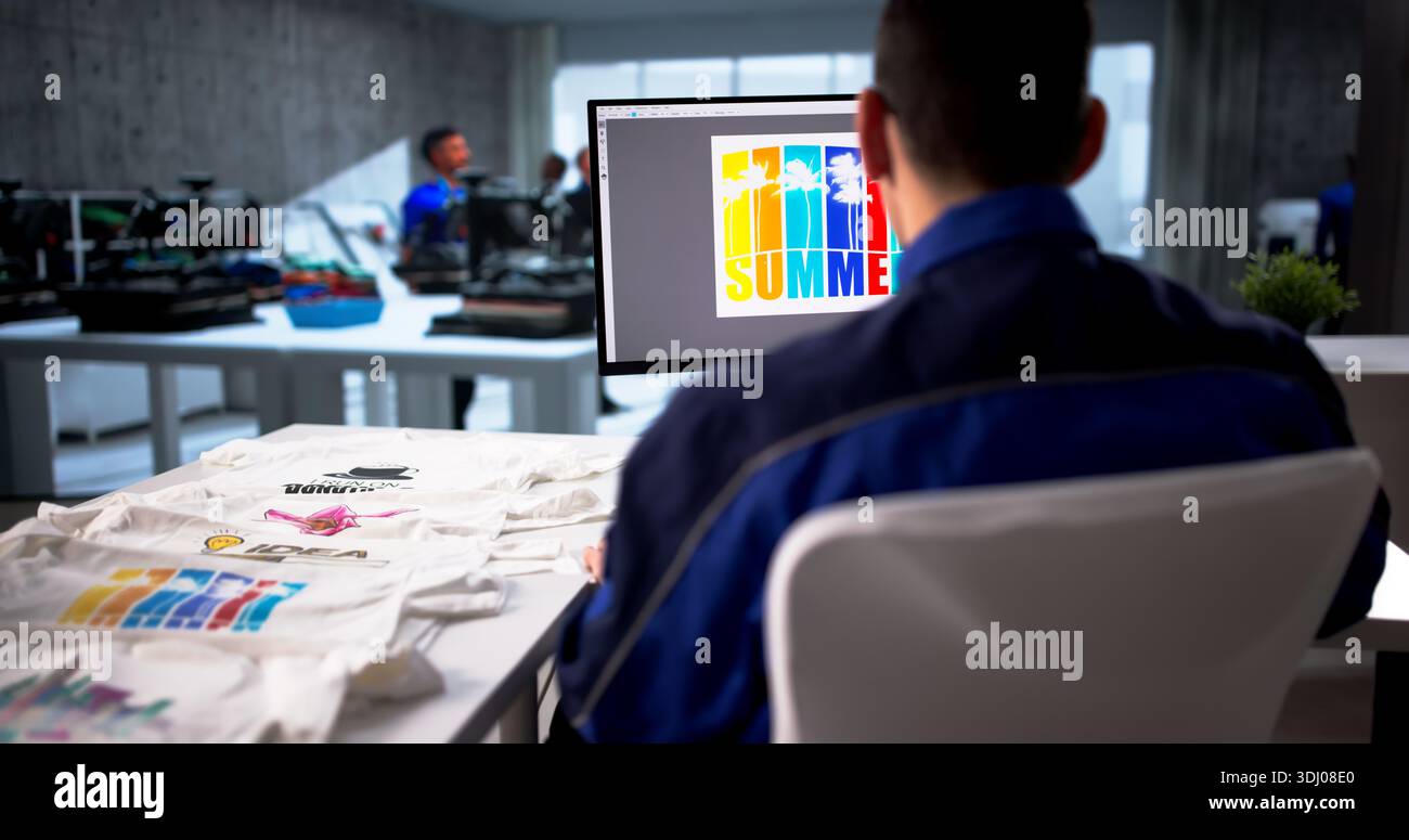 Giovane ispanico che utilizza la pressa termica per stampare magliette personalizzate per il suo Brand Merchandise Store. Foto Stock