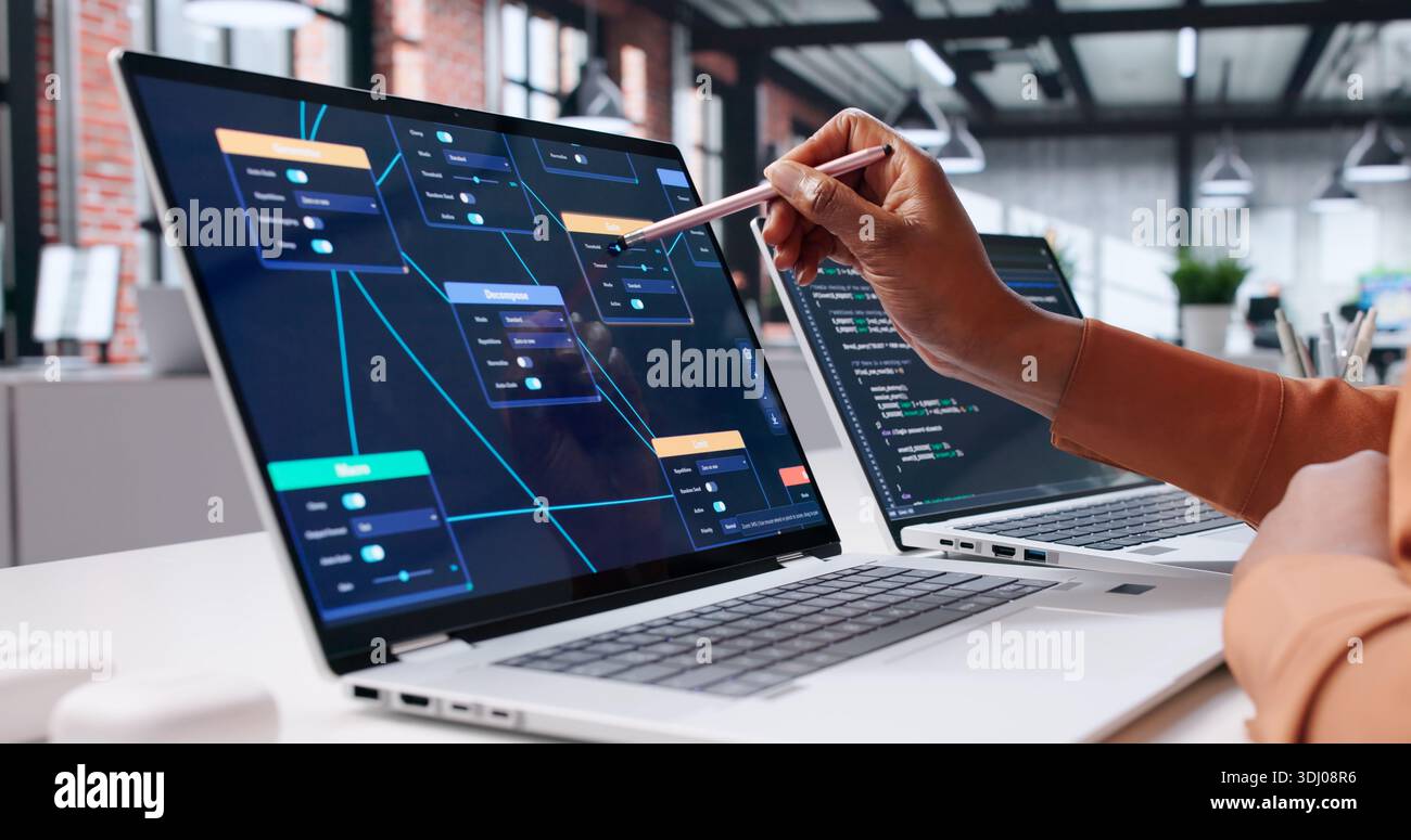 African American Woman Coding Node Editor software per Blockchain Security. Foto Stock