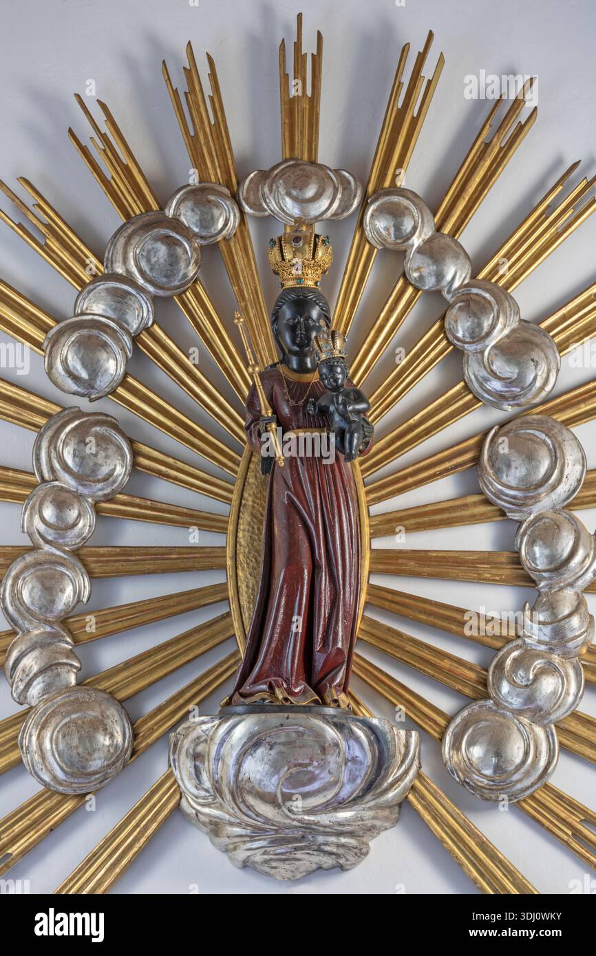 SALISBURGO, AUSTRIA - 6 SETTEMBRE 2025: Statua policroma scolpita della Madonna Nera nella chiesa Loretokirche da un artista sconosciuto. Foto Stock