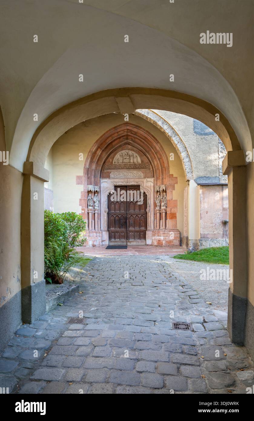 SALISBURGO, AUSTIRA - 7 SETTEMBRE 2025: Il portale dell'abbazia benedettina di Nonnberg Foto Stock