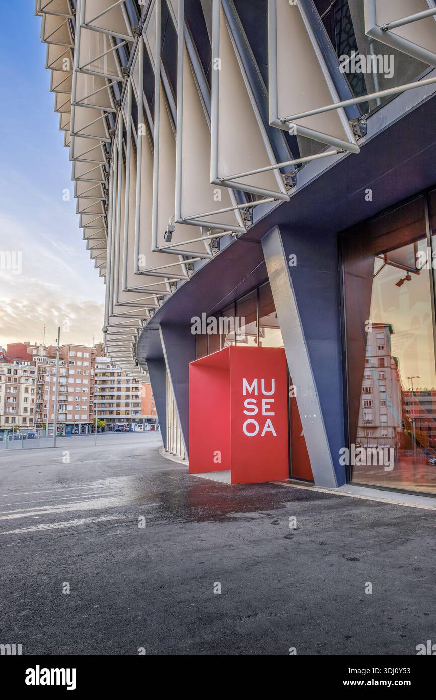 Ingresso al Museo dell'Athletic Club allo Stadio San Mames, insegna Museoa, architettura contemporanea, Bilbao, Spagna Foto Stock