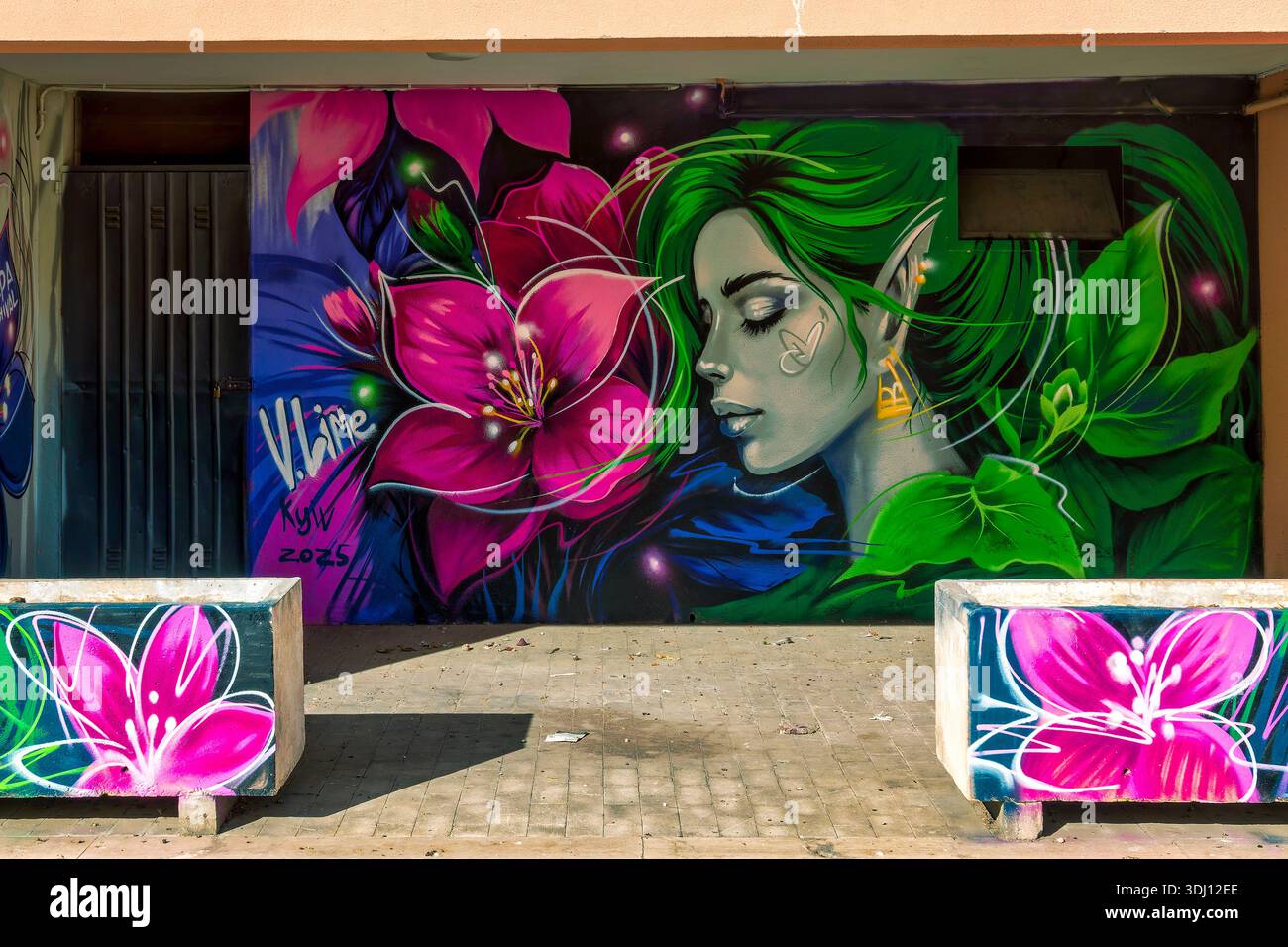 Murale in stile fantasia dell'artista Ucraina Viktoria Lime che mostra una ragazza simile a un elfo con capelli verdi accanto ai grandi fiori rosa in via Rimini, Montesilvano, Foto Stock
