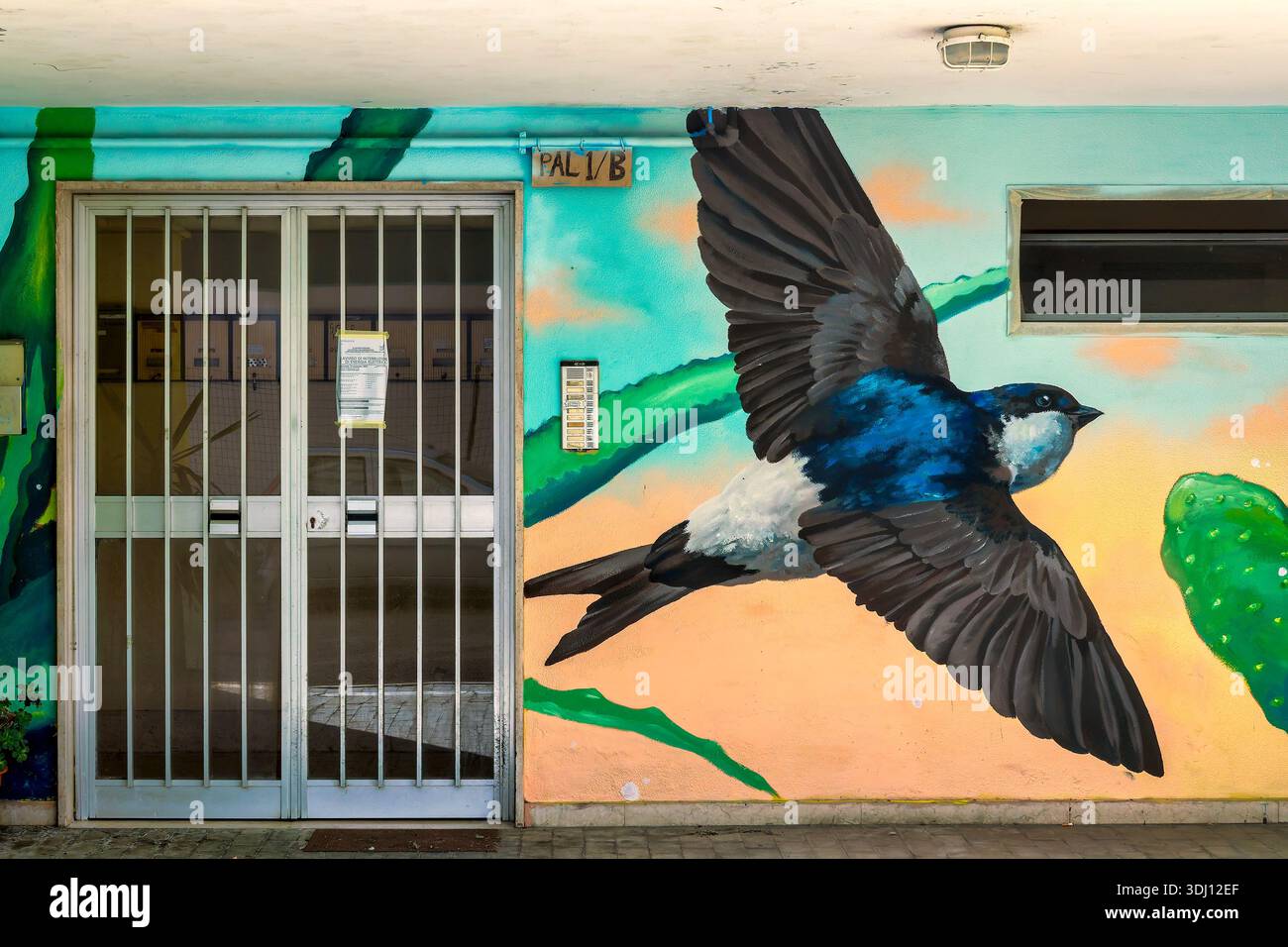 Swallow (Hirundo rustica) murales di Big Mak all'ingresso di via Rimini, Montesilvano, Italia, per Pulpa Festival Vol. 5. Foto Stock