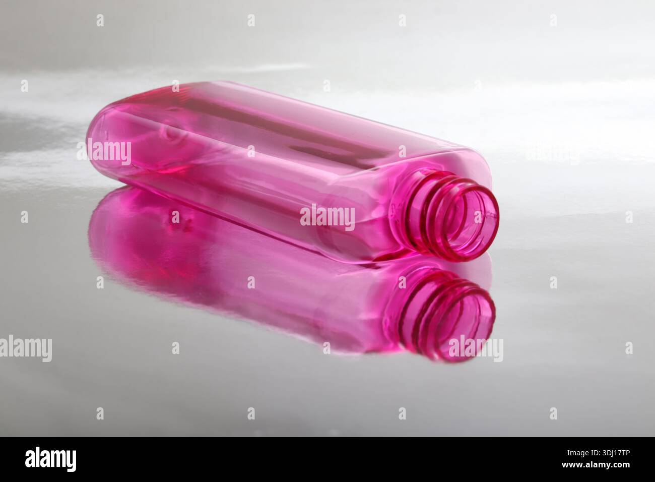 Flacone colonia rosa senza tappo Foto Stock