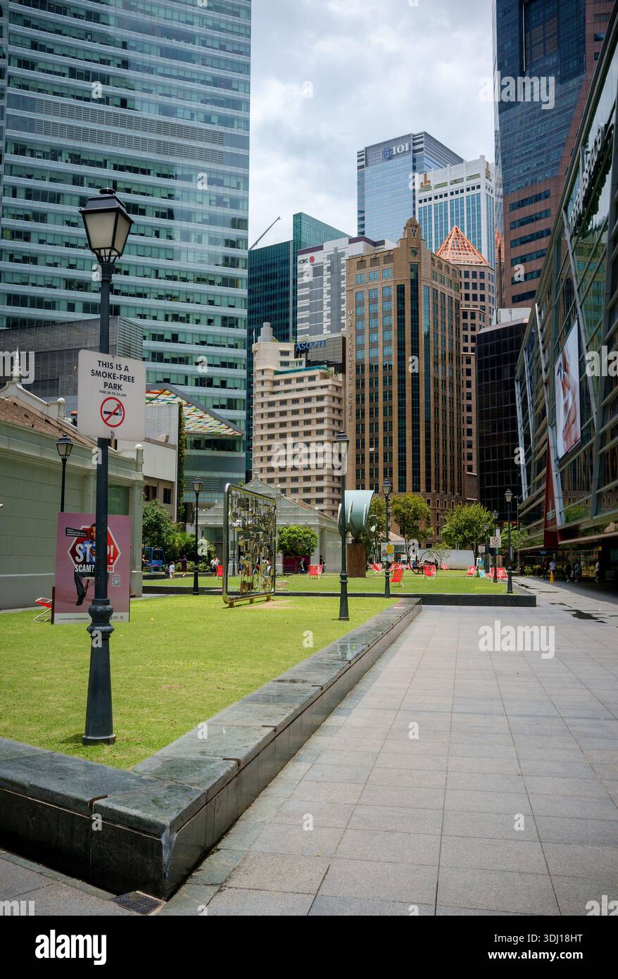 One Raffles Place Park Singapore Asia uno spazio pubblico dove sedersi e rilassarsi in un'area trafficata circondata da alti uffici. Foto Stock