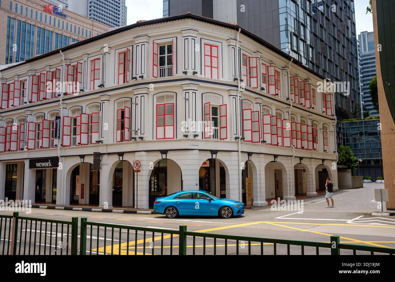 WeWork ha condiviso gli spazi per uffici presso le tradizionali botteghe di South Bridge Street con una vivace combinazione di colori rosso e bianco Foto Stock