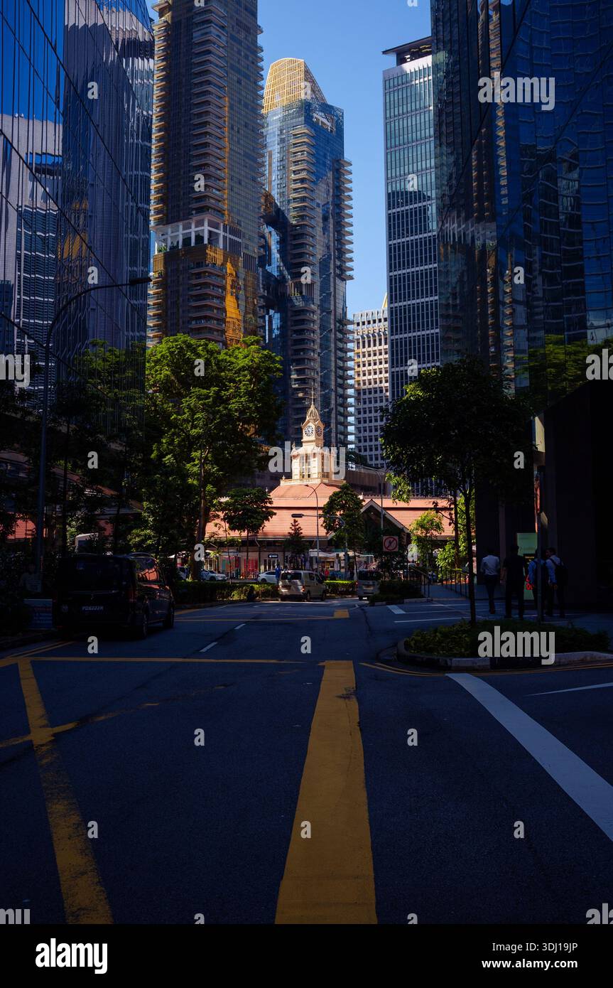 Mercato alimentare Lau Pa Sat nel centro di Singapore, catturato tra i grattacieli sotto la spettacolare luce del mattino. Foto Stock