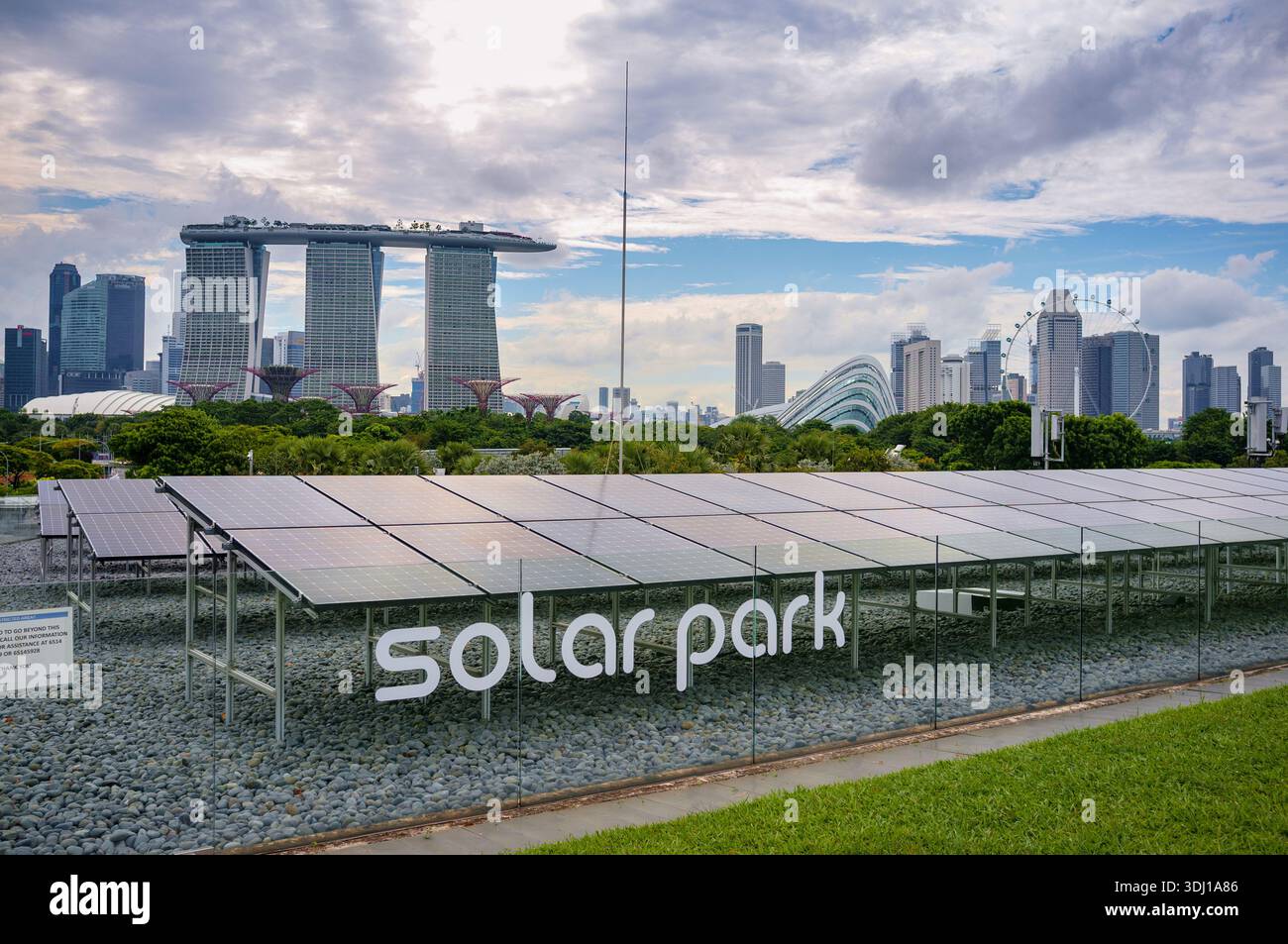 La gamma di pannelli solari del Parco solare fornisce oltre il 50% di energia pulita al complesso della diga di Marina Barrage a Singapore. Sullo sfondo si trova lo skyline della città Foto Stock