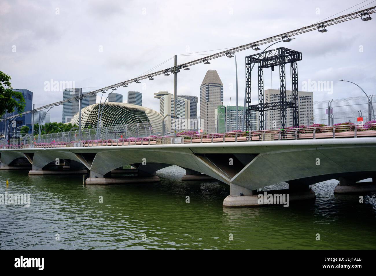 Esplanade Bridge alla luce del giorno, tutto preparato per la gara di F1 del Singapore Street Circuit, completo di portale illuminante e sfondo degli edifici cittadini. Foto Stock