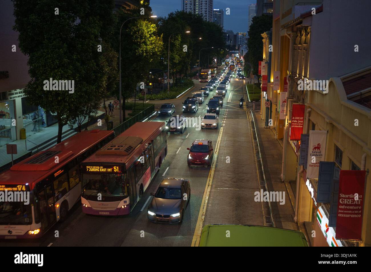 Una coda trafficata all'ora di punta a tarda serata sulla South Bridge Road Singapore Foto Stock