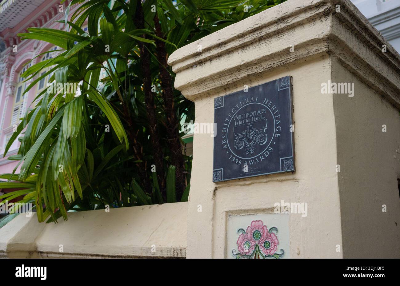 Una targa sul muro dell'ingresso del cancello alle botteghe Peranakan di Koon Seng Road indica un premio assegnato dall'autorità di riqualificazione urbana. Foto Stock