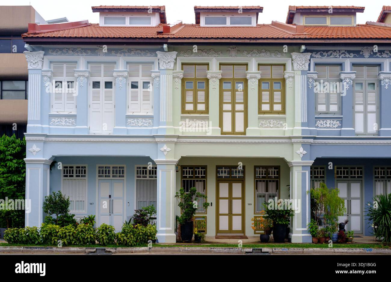 Tradizionali negozi colorati a Joo Chiat Place Singapore Asia, un'area protetta protetta che protegge il patrimonio architettonico. Foto Stock