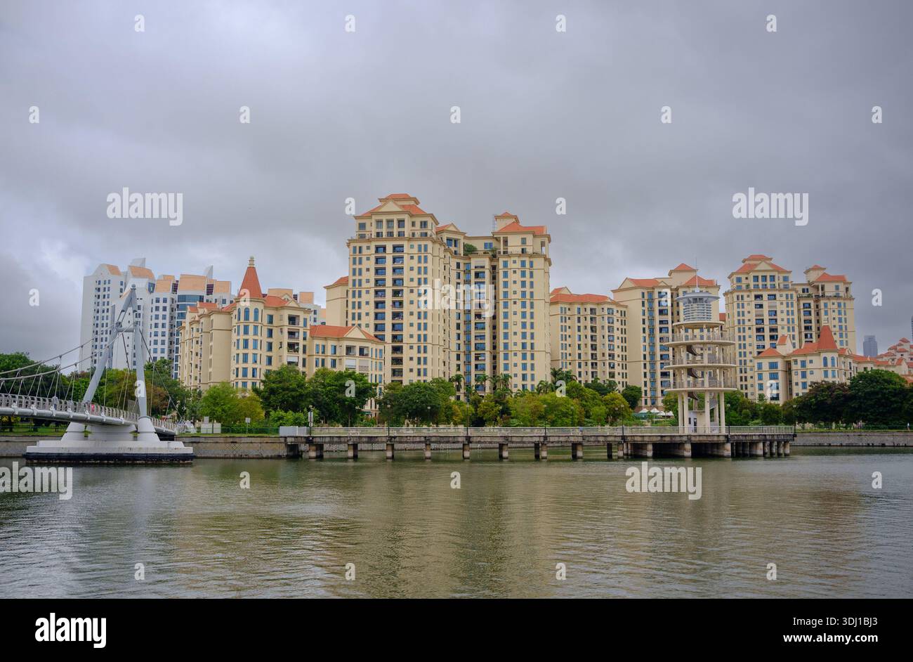 L'area di Tanjong Rhu si vede dall'altra parte del fiume Gaylang, con il lato del complesso sportivo che mostra il fiume, la passerella e i condomini di Tanjong Rhu Foto Stock