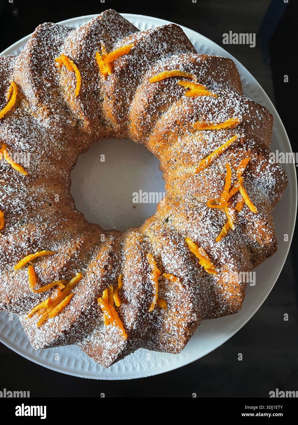 Torta fatta a mano con semi di papavero - Immagine stock catturata con smartphone