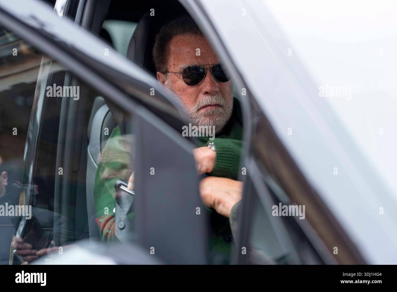 KITZBUEHEL, OESTERREICH 24. JAENNER: DAS Bild zeigt den Hollywood-Schauspieler Arnold Schwarzenegger waehrend der VIP-Gaeste beim FIS Alpinen Skiweltcup Herren-Abfahrt a Kitzbuehel AM 24. 2026 gennaio a Kitzbuehel, OESTERREICH, TIROLO. KITZBUEHEL, AUSTRIA - 24 GENNAIO: L'immagine mostra l'attore hollywoodiano Arnold Schwarzenegger durante gli ospiti VIP durante la Coppa del mondo di sci alpino FIS discesa maschile a KITZBUEHEL a KITZBUEHEL il 24 gennaio 2026 a Kitzbuehel, AUSTRIA, TIROLO. Copyright: XIBEX.agencyx xKlausxPressbergerx Foto Stock