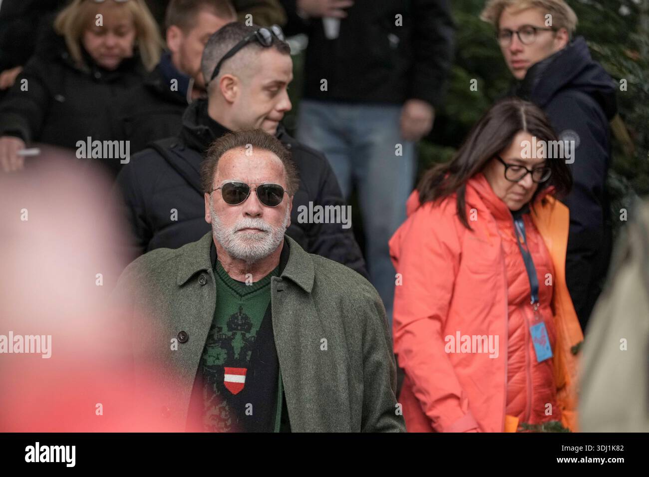 KITZBUEHEL, OESTERREICH 24. JAENNER: DAS Bild zeigt den Hollywood-Schauspieler Arnold Schwarzenegger waehrend der VIP-Gaeste beim FIS Alpinen Skiweltcup Herren-Abfahrt a Kitzbuehel AM 24. 2026 gennaio a Kitzbuehel, OESTERREICH, TIROLO. KITZBUEHEL, AUSTRIA - 24 GENNAIO: L'immagine mostra l'attore hollywoodiano Arnold Schwarzenegger durante gli ospiti VIP durante la Coppa del mondo di sci alpino FIS discesa maschile a KITZBUEHEL a KITZBUEHEL il 24 gennaio 2026 a Kitzbuehel, AUSTRIA, TIROLO. Copyright: XIBEX.agencyx xKlausxPressbergerx Foto Stock