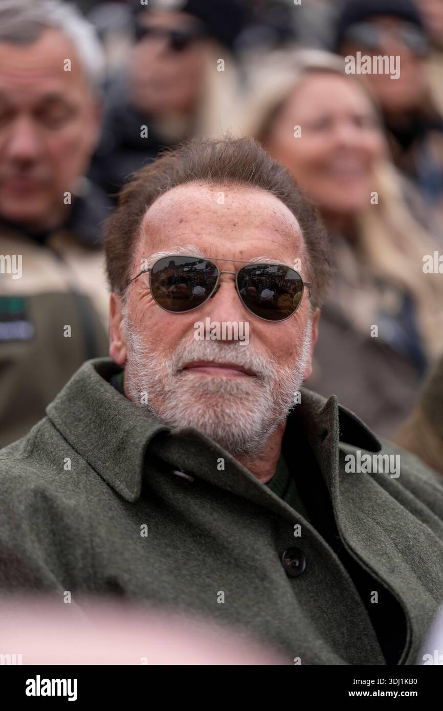 KITZBUEHEL, OESTERREICH 24. JAENNER: DAS Bild zeigt den Hollywood-Schauspieler Arnold Schwarzenegger waehrend der VIP-Gaeste beim FIS Alpinen Skiweltcup Herren-Abfahrt a Kitzbuehel AM 24. 2026 gennaio a Kitzbuehel, OESTERREICH, TIROLO. KITZBUEHEL, AUSTRIA - 24 GENNAIO: L'immagine mostra l'attore hollywoodiano Arnold Schwarzenegger durante gli ospiti VIP durante la Coppa del mondo di sci alpino FIS discesa maschile a KITZBUEHEL a KITZBUEHEL il 24 gennaio 2026 a Kitzbuehel, AUSTRIA, TIROLO. Copyright: XIBEX.agencyx xKlausxPressbergerx Foto Stock