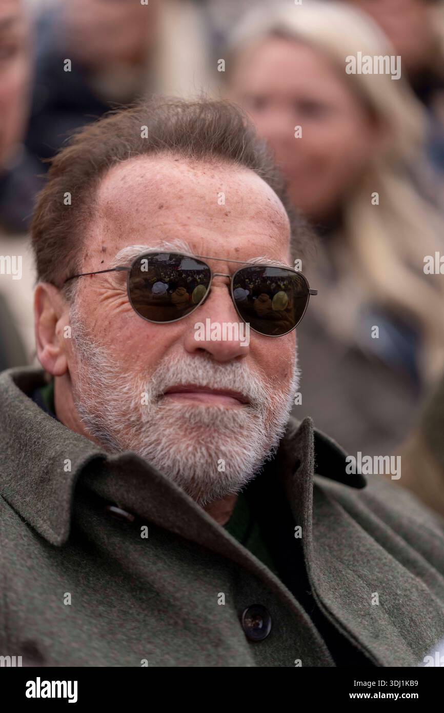 KITZBUEHEL, OESTERREICH 24. JAENNER: DAS Bild zeigt den Hollywood-Schauspieler Arnold Schwarzenegger waehrend der VIP-Gaeste beim FIS Alpinen Skiweltcup Herren-Abfahrt a Kitzbuehel AM 24. 2026 gennaio a Kitzbuehel, OESTERREICH, TIROLO. KITZBUEHEL, AUSTRIA - 24 GENNAIO: L'immagine mostra l'attore hollywoodiano Arnold Schwarzenegger durante gli ospiti VIP durante la Coppa del mondo di sci alpino FIS discesa maschile a KITZBUEHEL a KITZBUEHEL il 24 gennaio 2026 a Kitzbuehel, AUSTRIA, TIROLO. Copyright: XIBEX.agencyx xKlausxPressbergerx Foto Stock