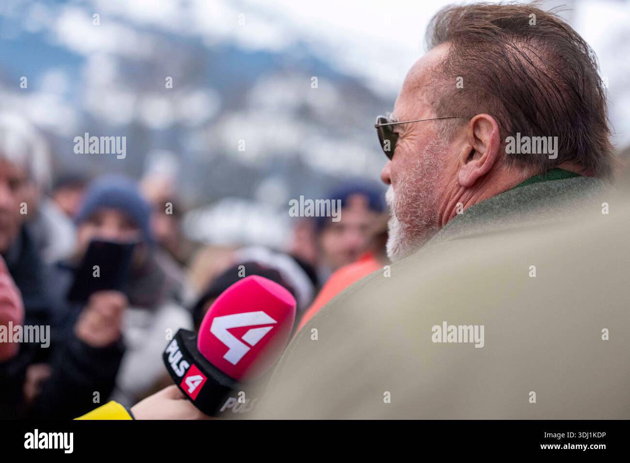 KITZBUEHEL, OESTERREICH 24. JAENNER: DAS Bild zeigt den Hollywood-Schauspieler Arnold Schwarzenegger waehrend der VIP-Gaeste beim FIS Alpinen Skiweltcup Herren-Abfahrt a Kitzbuehel AM 24. 2026 gennaio a Kitzbuehel, OESTERREICH, TIROLO. KITZBUEHEL, AUSTRIA - 24 GENNAIO: L'immagine mostra l'attore hollywoodiano Arnold Schwarzenegger durante gli ospiti VIP durante la Coppa del mondo di sci alpino FIS discesa maschile a KITZBUEHEL a KITZBUEHEL il 24 gennaio 2026 a Kitzbuehel, AUSTRIA, TIROLO. Copyright: XIBEX.agencyx xKlausxPressbergerx Foto Stock