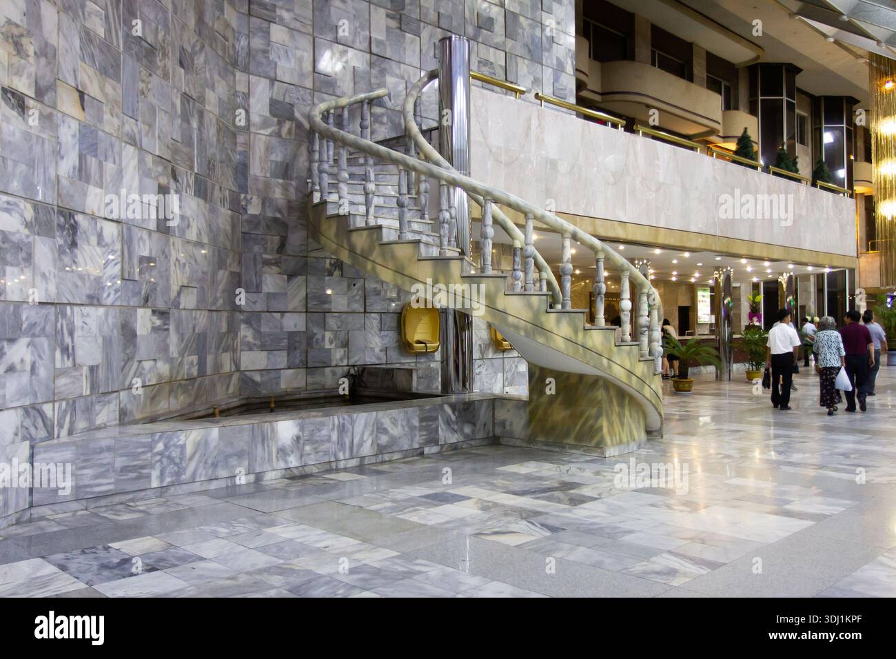 Pyongyang, Corea del Nord - 29 luglio 2015: Elegante scala a chiocciola negli interni lussuosi dello Yanggakdo International Hotel a Pyongyang. Foto Stock