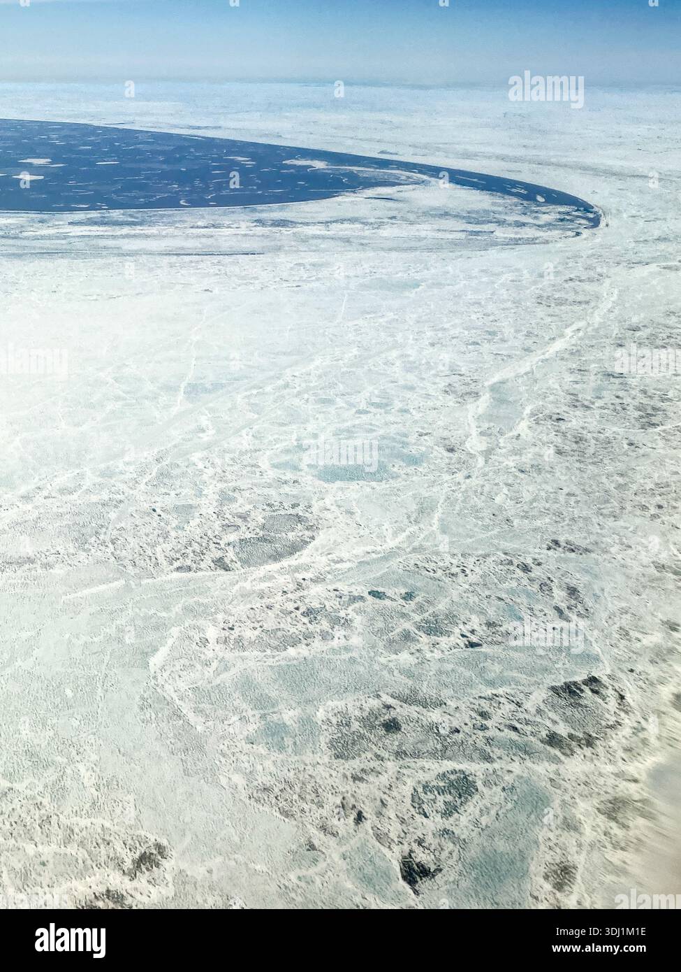Scongelamento e fratturazione del ghiaccio marino durante la rottura annuale nel Mare di Bering tra nome e la città artica di Kotebue, Alaska - Immagine stock catturata con smartphone