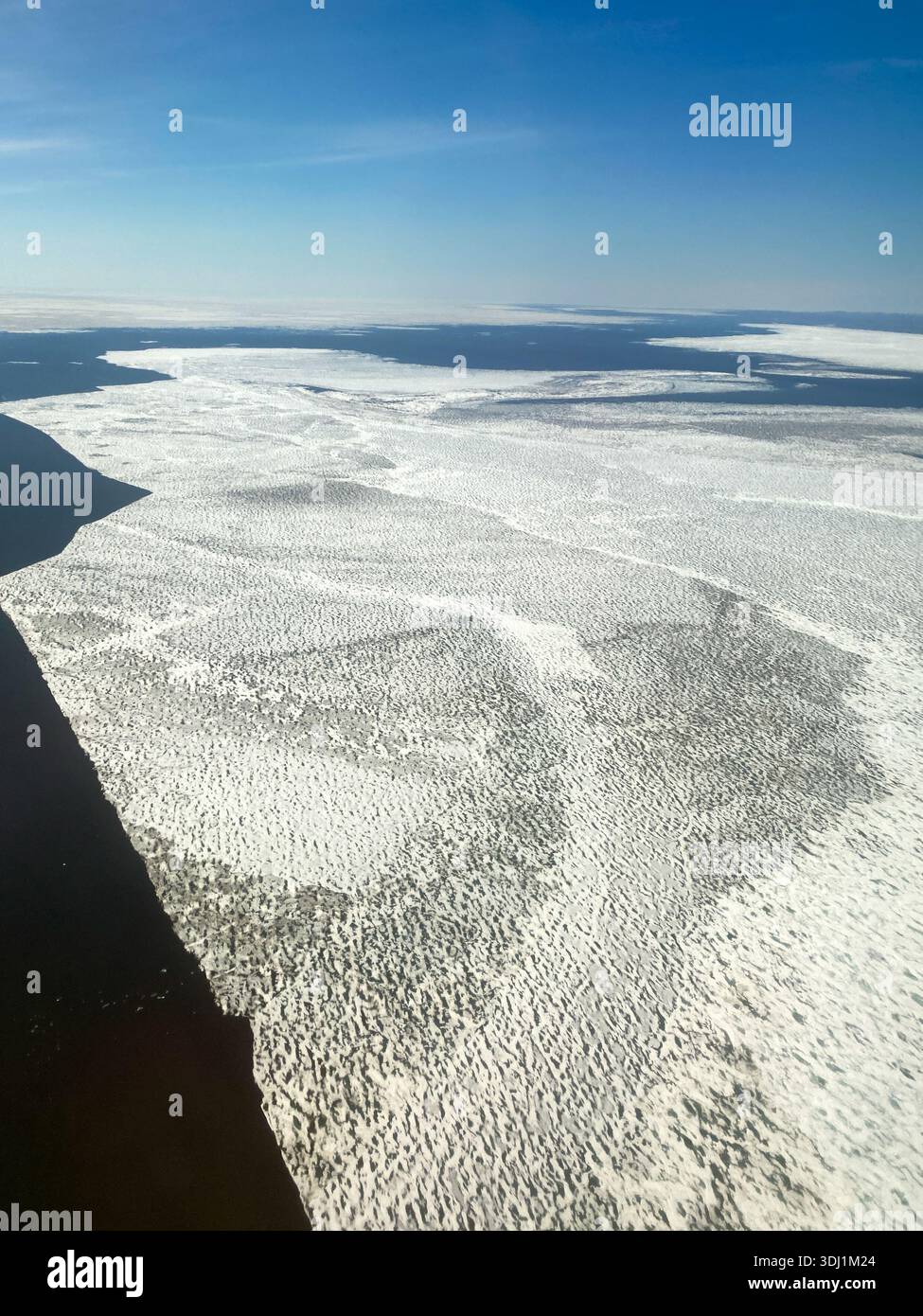 Scongelamento e fratturazione del ghiaccio marino durante la rottura annuale nel Mare di Bering tra nome e la città artica di Kotebue, Alaska - Immagine stock catturata con smartphone