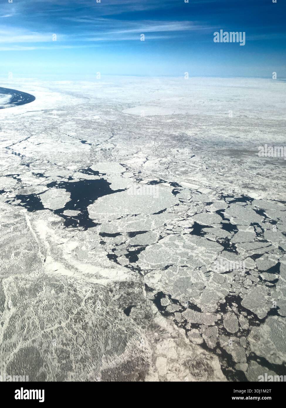 Scongelamento e fratturazione del ghiaccio marino durante la rottura annuale nel Mare di Bering tra nome e la città artica di Kotebue, Alaska - Immagine stock catturata con smartphone