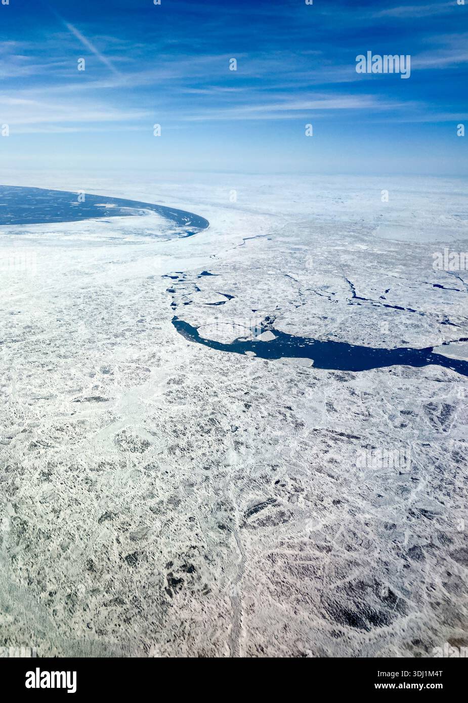 Scongelamento e fratturazione del ghiaccio marino durante la rottura annuale nel Mare di Bering tra nome e la città artica di Kotebue, Alaska - Immagine stock catturata con smartphone