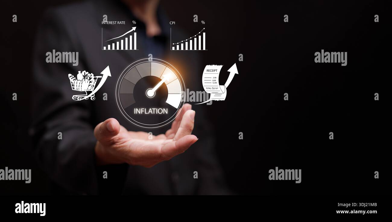 Concetto di inflazione e costo della vita. Uomo d'affari che detiene un indicatore di inflazione con tassi di interesse in aumento, indice dei prezzi al consumo, ricevute e costi di acquisto. Foto Stock