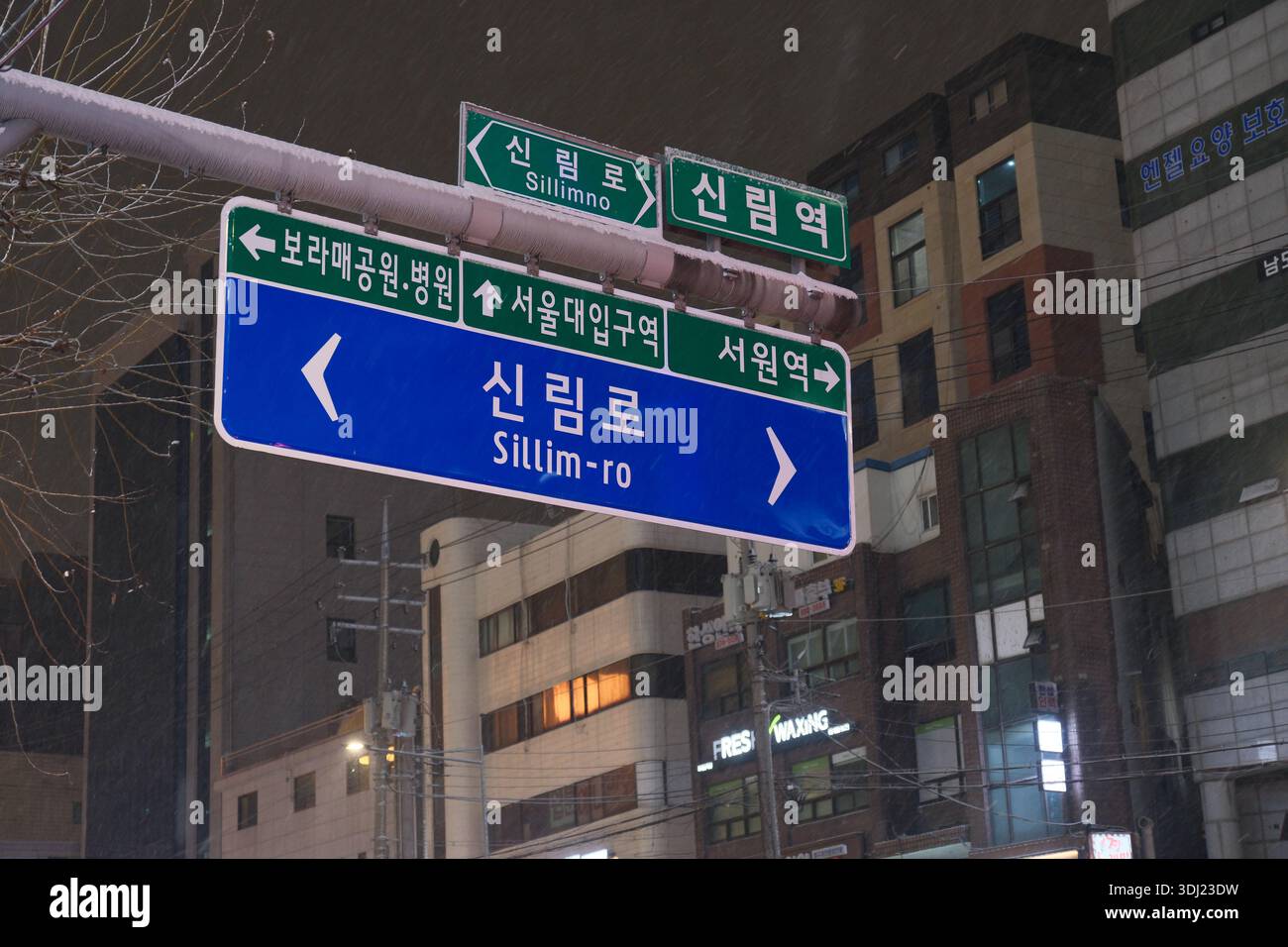 Seoul, Corea del Sud: Indicazioni stradali che mostrano Sillim-ro e la stazione di Sillim durante le nevicate notturne Foto Stock