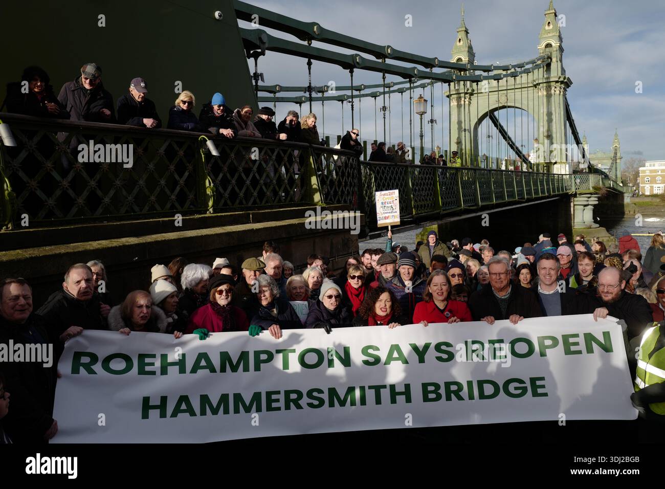 LONDRA, Regno Unito, 24 gennaio 2026. I residenti e gli attivisti locali protestano chiedendo riparazioni e riapertura del ponte Hammersmith. Crediti: Ian Bozic, Alamy Live News Foto Stock
