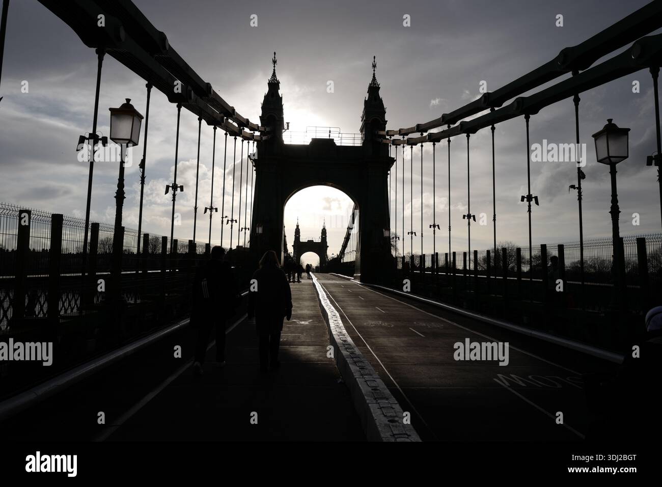 LONDRA, Regno Unito, 24 gennaio 2026. I residenti e gli attivisti locali protestano chiedendo riparazioni e riapertura del ponte Hammersmith. Crediti: Ian Bozic, Alamy Live News Foto Stock