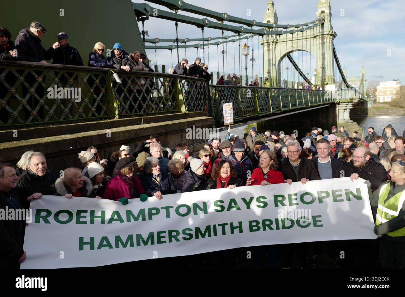 LONDRA, Regno Unito, 24 gennaio 2026. I residenti e gli attivisti locali protestano chiedendo riparazioni e riapertura del ponte Hammersmith. Crediti: Ian Bozic, Alamy Live News Foto Stock