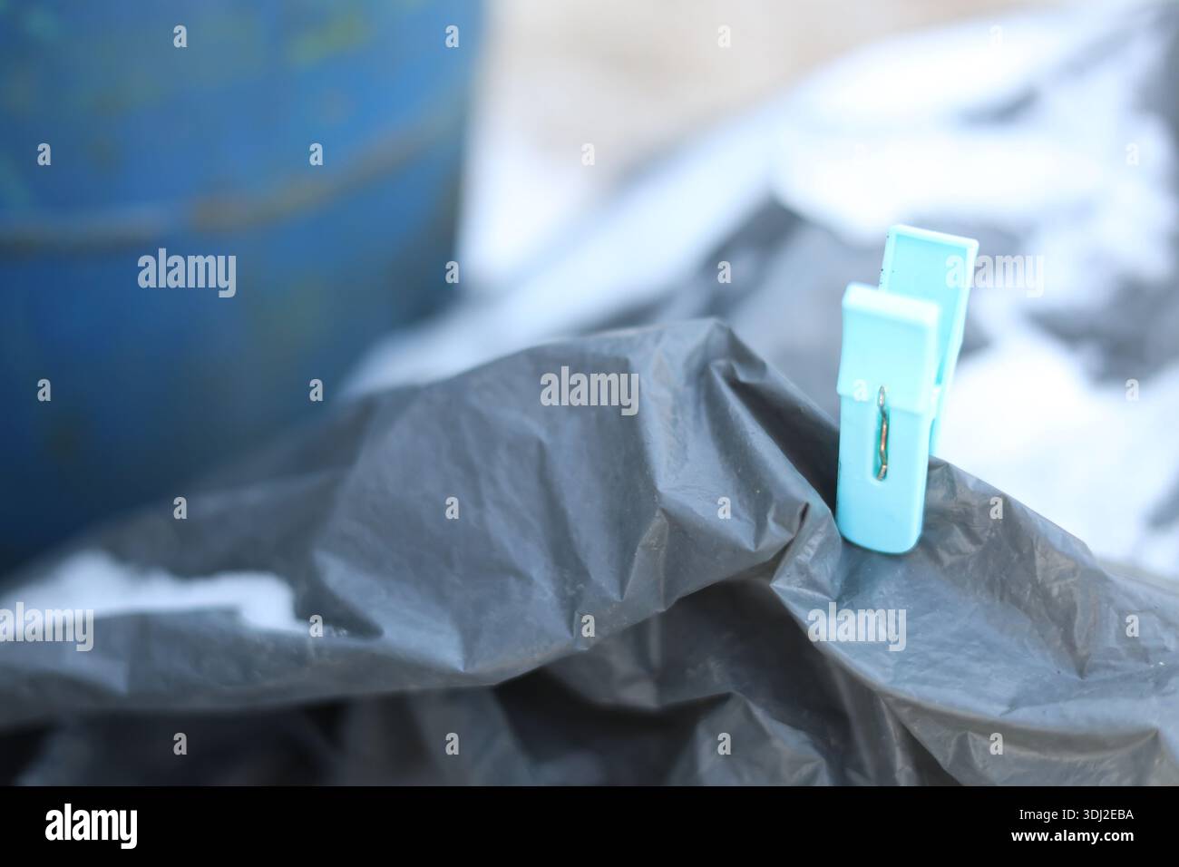 Oggetto domestico clothespin in plastica blu Foto Stock