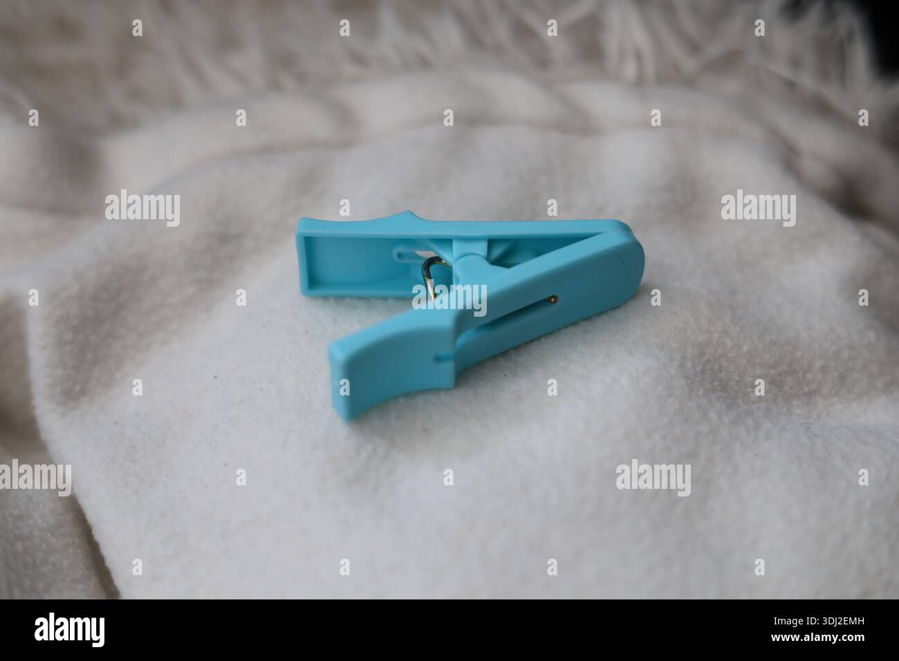 Oggetto domestico clothespin in plastica blu Foto Stock