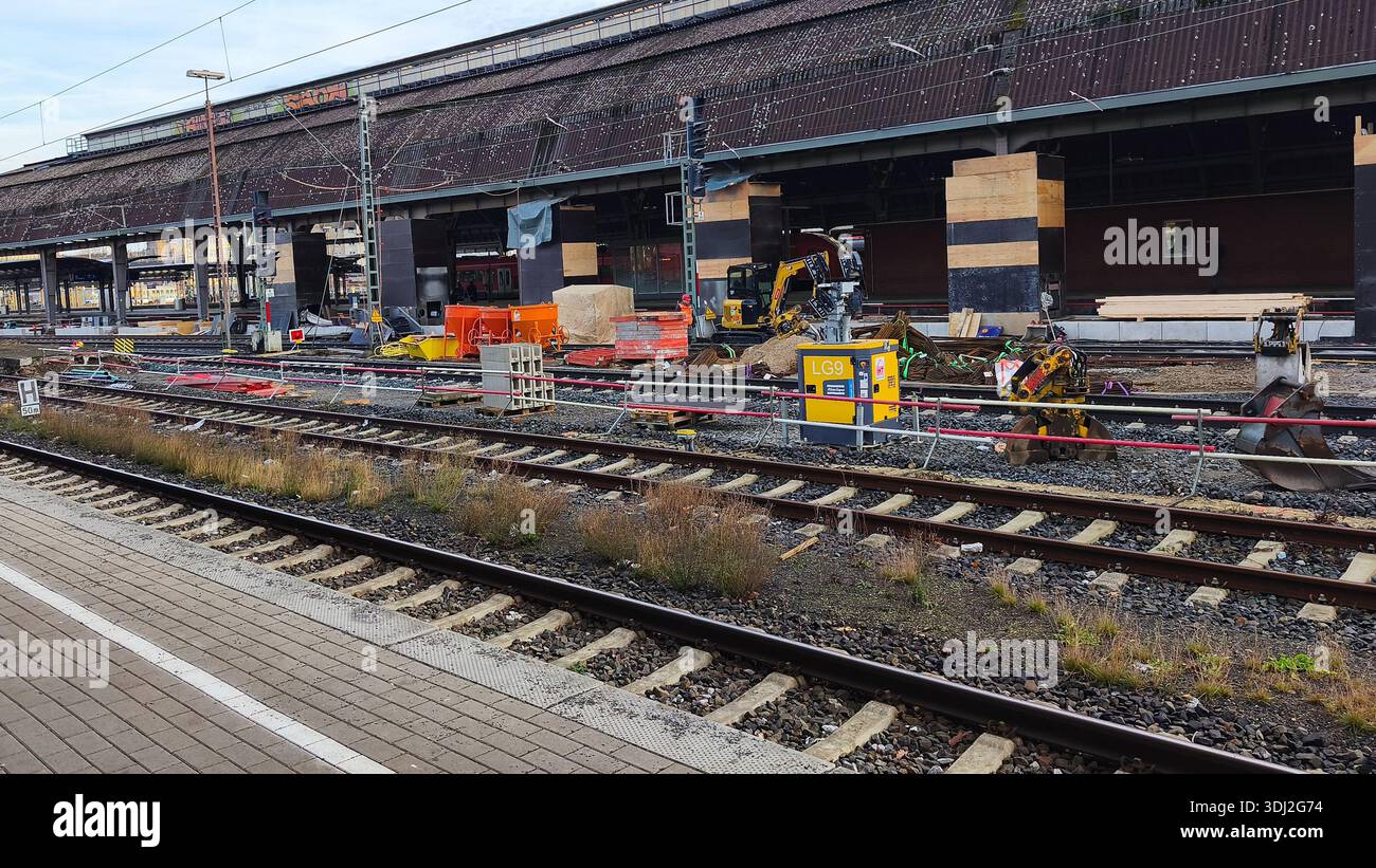 HAGEN, GERMANIA — 23 GENNAIO 2026: Lavori di costruzione presso la stazione ferroviaria con macchinari e attrezzature multipli che mettono in evidenza lo sviluppo delle infrastrutture urbane Foto Stock