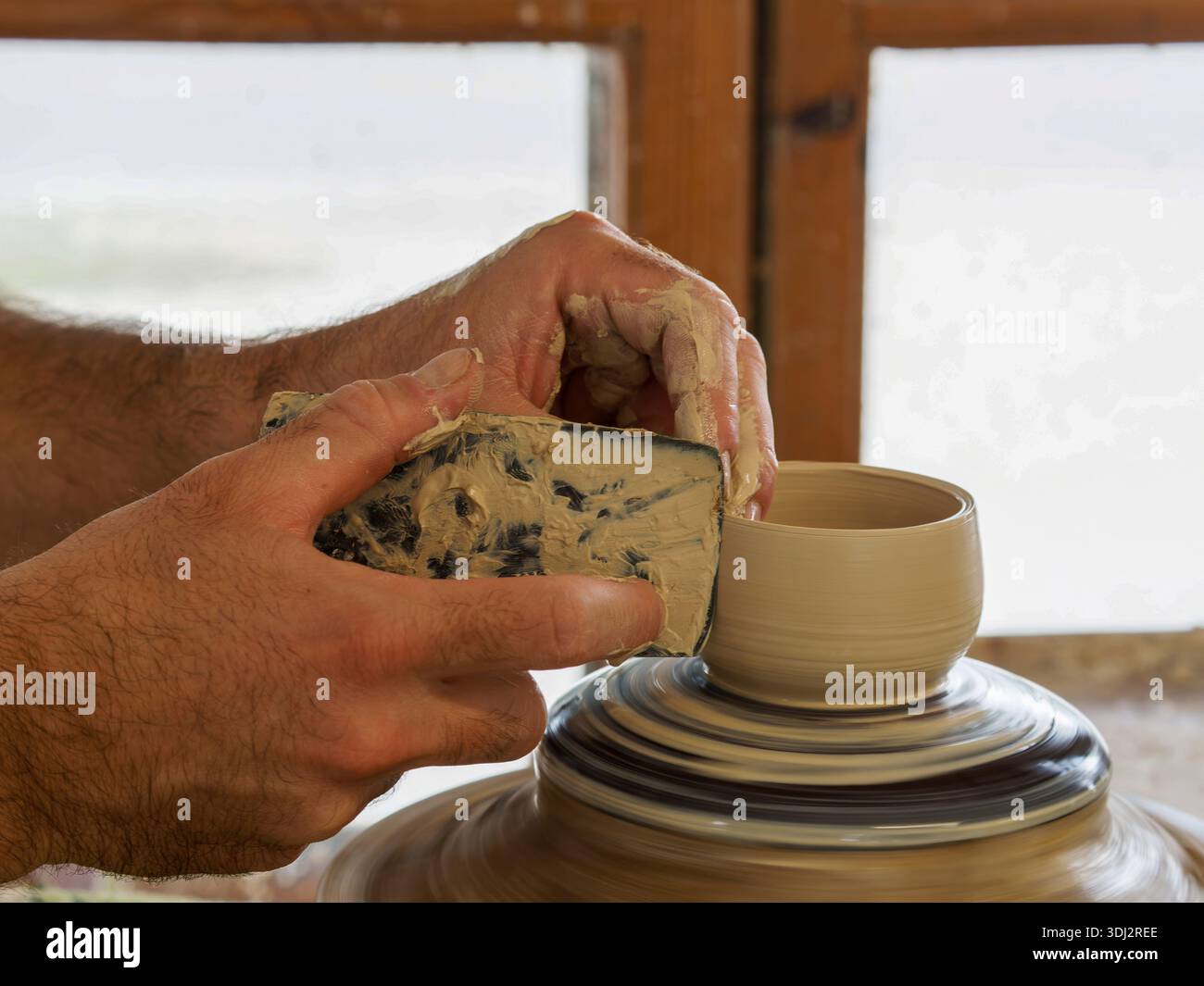 Argilla a forma di mani su ruota in ceramica Foto Stock