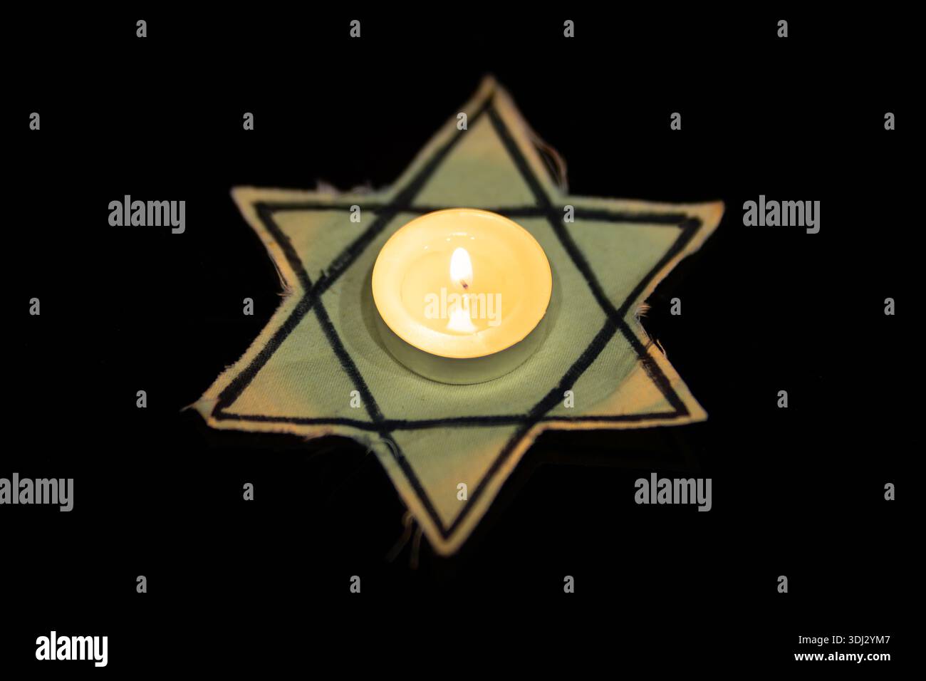 Candela che brucia e la stella di Davide contro uno sfondo nero, non dimenticheremo mai la Shoah ebraica e di eroismo. Olocausto Giorno del Ricordo 27 Foto Stock