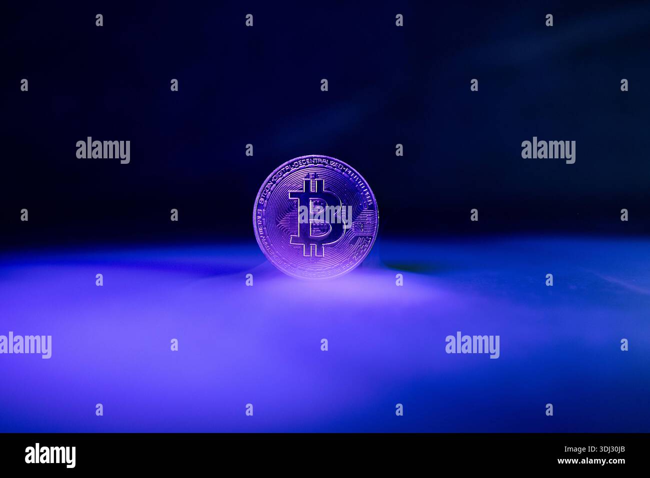 Bitcoin con Golden Glow riflesso su Surface Golden Bitcoin con Light Reflections Moody Cryptocurrency Scen *** Bitcoin mit Golden Glow reflektiert Foto Stock
