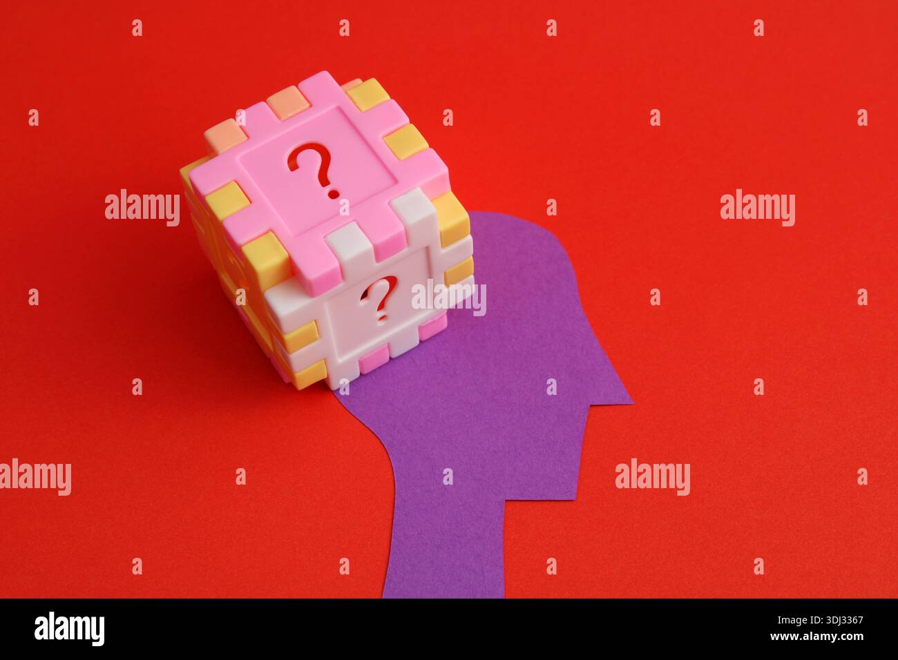 Mente con i pezzi del puzzle che formano un cubo con punti interrogativi Foto Stock