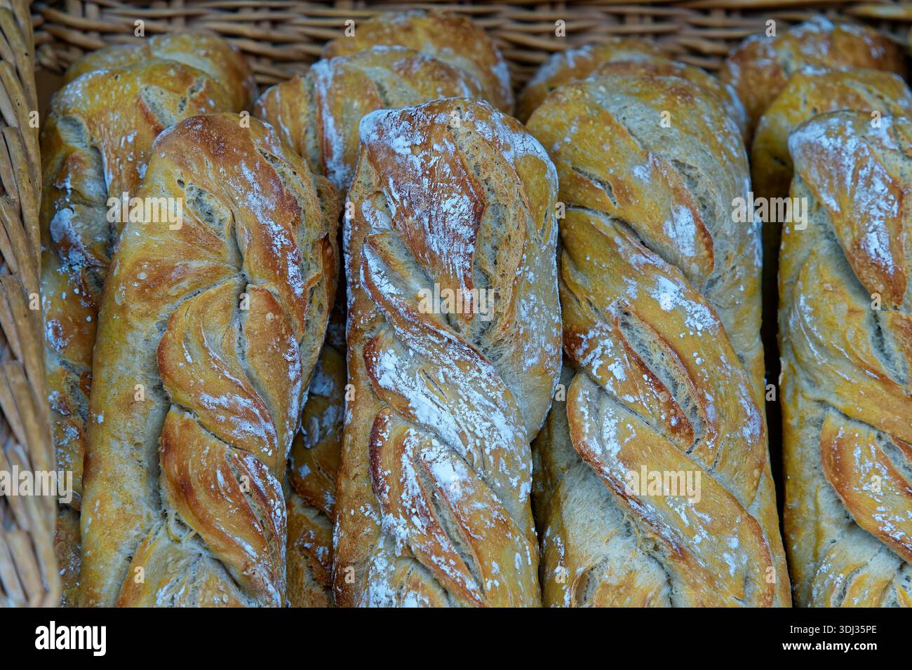 Una vista di un gruppo stratificato di baguette originali francesi appena sfornate in un piccolo mercato nella città francese Foto Stock