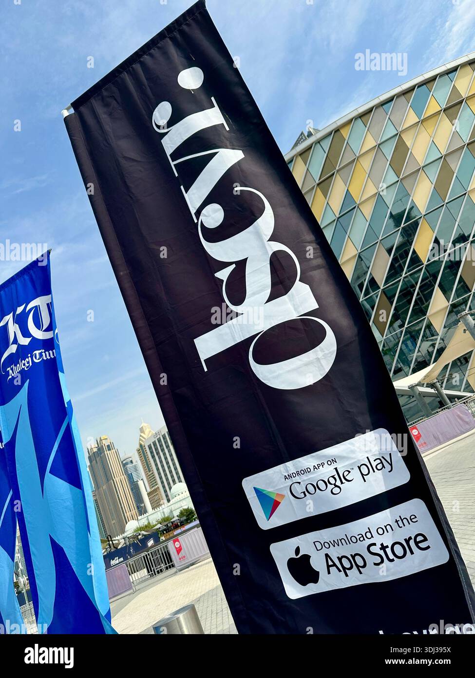 Banner pubblicitari fuori dalla Coca-Cola Arena, Dubai, Emirati Arabi Uniti - Immagine stock catturata con smartphone